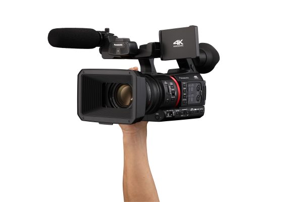 AG-CX350_7_handL